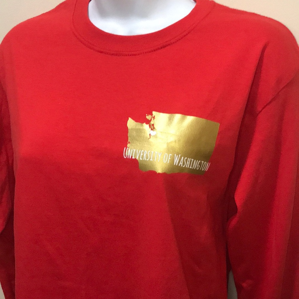 New University of Washington Chi Omega red tee small
